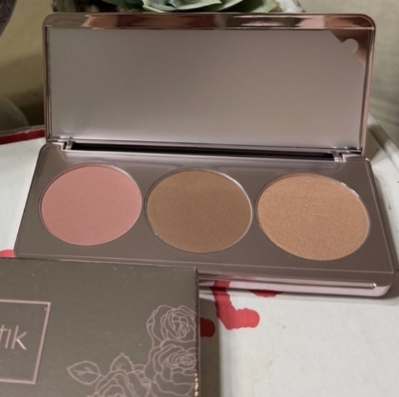 Blush Me & Glow Face Palette with Laura Geller Smart Pout Lipstick - Picture 3 of 3